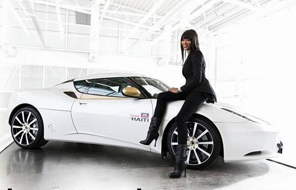 Naomi Campbell und das Evora-Sondermodell. Foto: Lotus Cars Ltd/auto-reporter.net